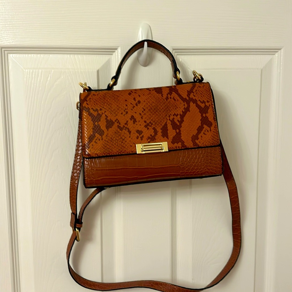 Small purse that is fashionable but useful! 👜